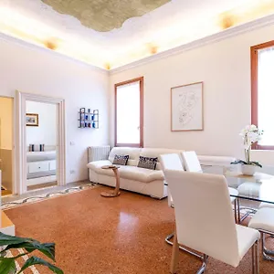 Ca' Pestrin House - San Marco Square Apartment
